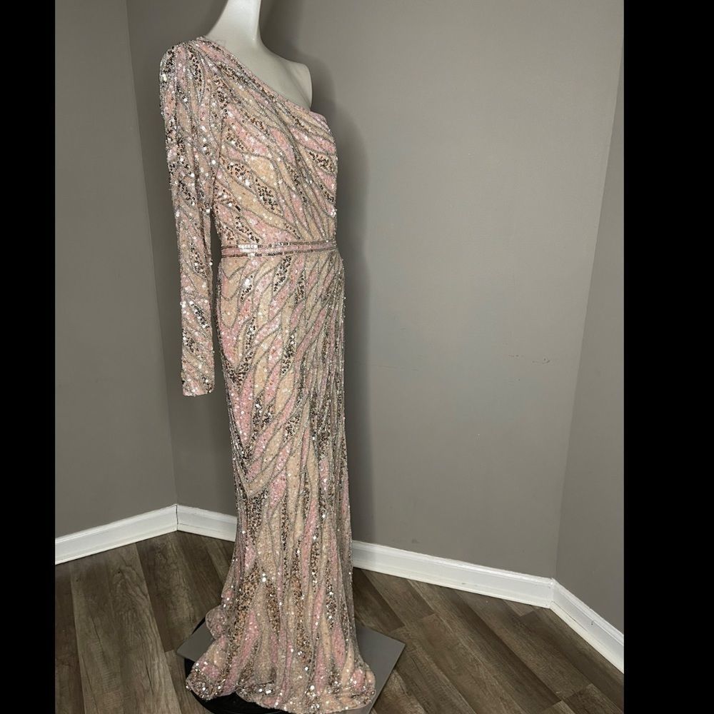 Mac Duggal
One-Shoulder Sequin Gown - Picture 6 of 9